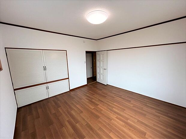 【リフォーム済】2階洋室の写真です。床はクッションフロアを張り、天井・壁はクロスを張替えました。収納もありますのでお子様のお部屋や寝室にいかがでしょうか。