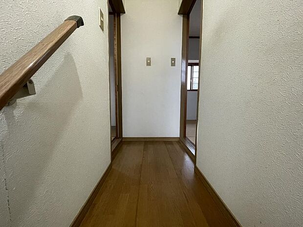 【リフォーム中】2階廊下の写真です。床はクッションフロアの上張り、クロスの張替えを行う予定です。