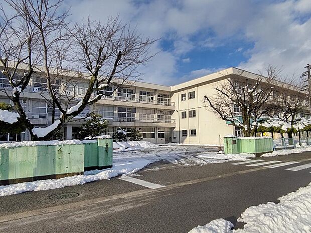 富山市立山室中部小学校まで約800ｍ(徒歩約10分)。