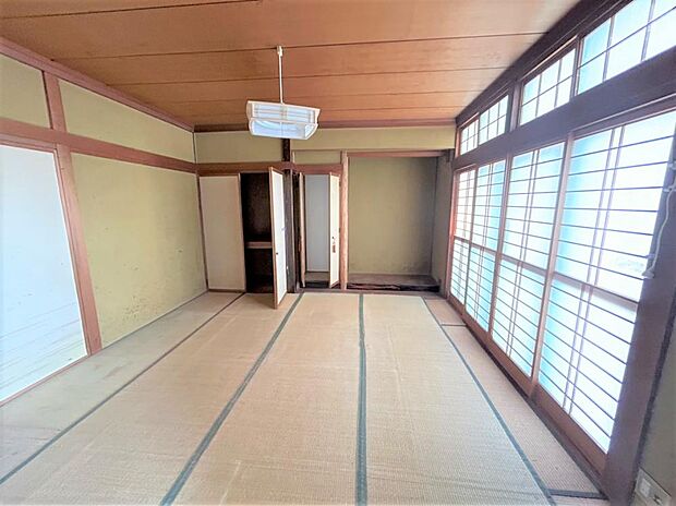 【リフォーム中】1階和室の写真です。天井・壁のクロスを張替え、畳は表替えを行います。