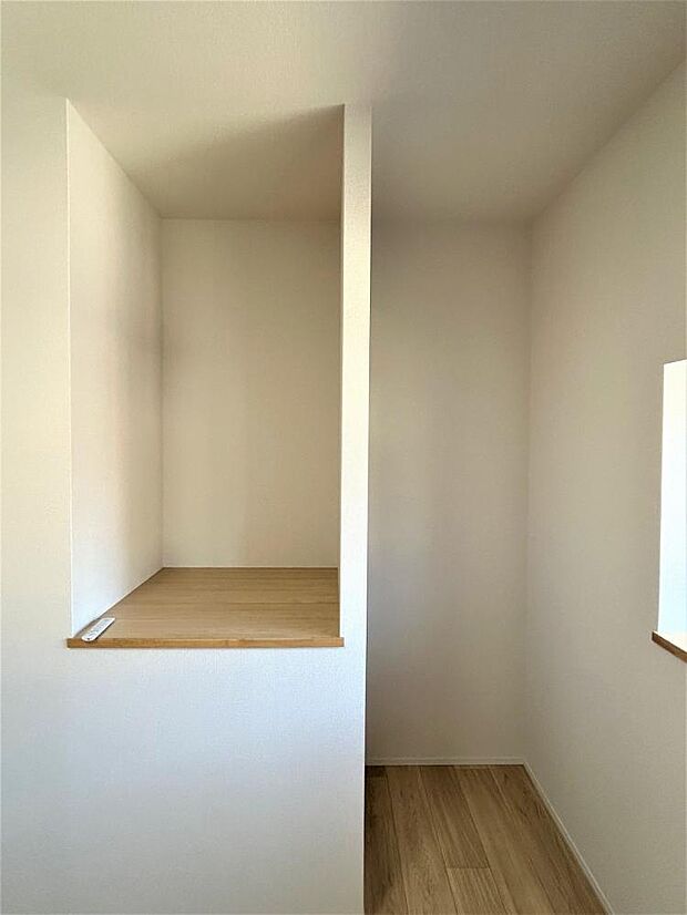 【リフォーム済】2階洋室8.5帖の階段上収納です。オープンクローゼットを新設しました。オープン式なので、写真を飾ったり本棚として使用もできますね。