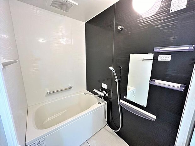 【リフォーム済】浴室はハウステック製のユニットバスへ交換済み。コンパクトな浴槽は、水道代の節約になり経済的。お掃除も行き届きます。 