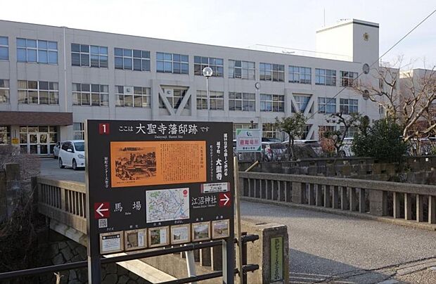 錦城小学校まで約1.6km（徒歩約20分）通学中に会話が弾むくらいの距離ですね。