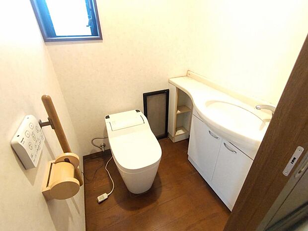 【リフォーム中】トイレも以前リフォームされているのでまだ新しいタイプの物になります。手洗い付きのゆったりとしたトイレスペースです。器具はクリーニングと点検を行い壁天井のクロスを張替えます。