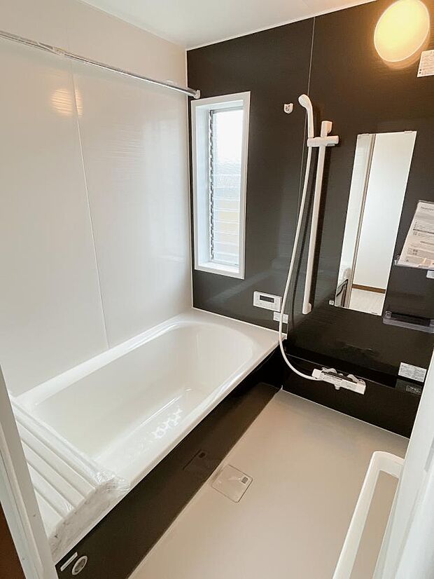 【リフォーム中/風呂】浴室はハウステック製の新品のユニットバスに交換。足を伸ばせる1坪サイズの広々とした浴槽で、1日の疲れをゆっくり癒すことができますよ。