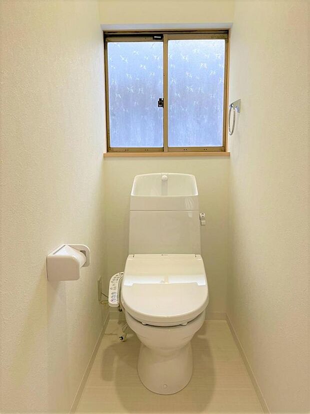 【リフォーム後】新品のトイレを設置しました。温水洗浄便座付きです。