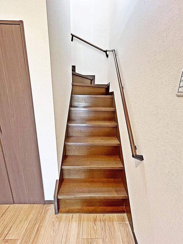 【リフォーム済】階段写真。手すりを新設済なので安心して昇り降りして頂けます。
