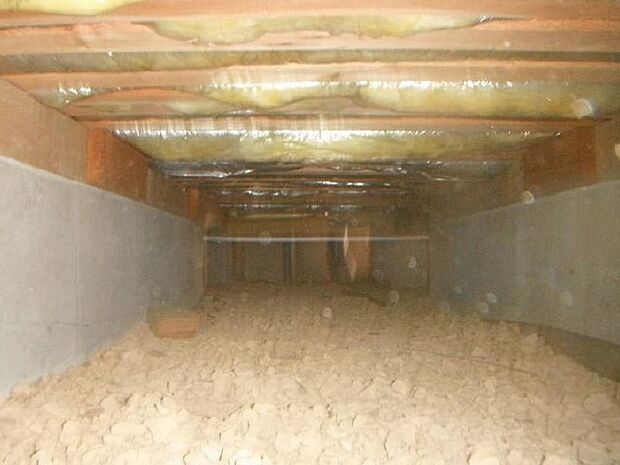 床下写真。中古住宅の3大リスクである、雨漏り、主要構造部分の欠陥や腐食、給排水管の漏水や故障を2年間保証します。その前提で床下まで確認の上でリフォームし、シロアリの被害調査と防除工事を行いました。
