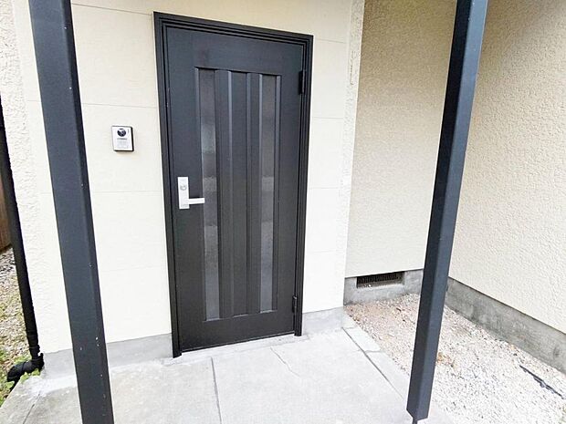 【リフォーム済】お客様をお迎えする顔である玄関は、玄関扉を交換しました。