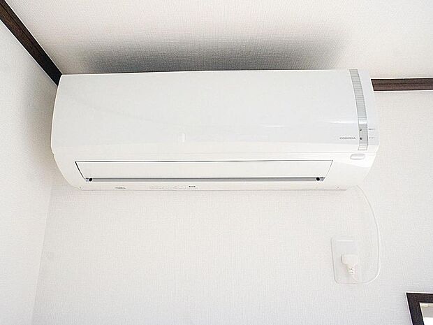 【リフォーム済写真】新品のエアコンをリビングに1台設置いたしました。入居後すぐに快適に生活できますよ。