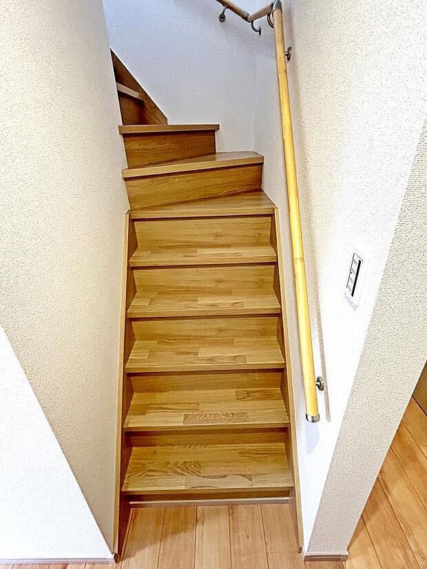 【リフォーム中】階段写真。手すりを新設しますので安心して昇り降りして頂けます。