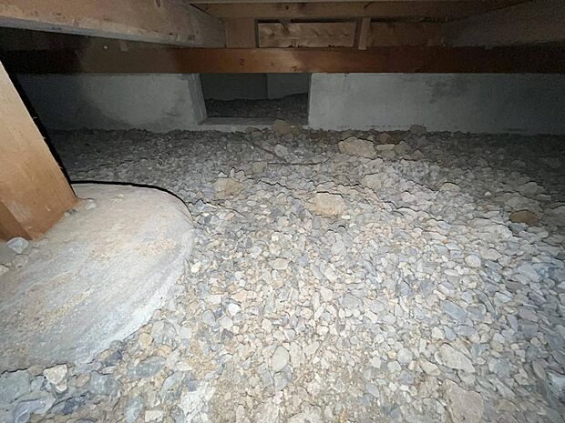 床下写真。中古住宅の3大リスクである、雨漏り、主要構造部分の欠陥や腐食、給排水管の漏水や故障を2年間保証します。その前提で床下まで確認の上でリフォームし、シロアリの被害調査と防除工事も行います。