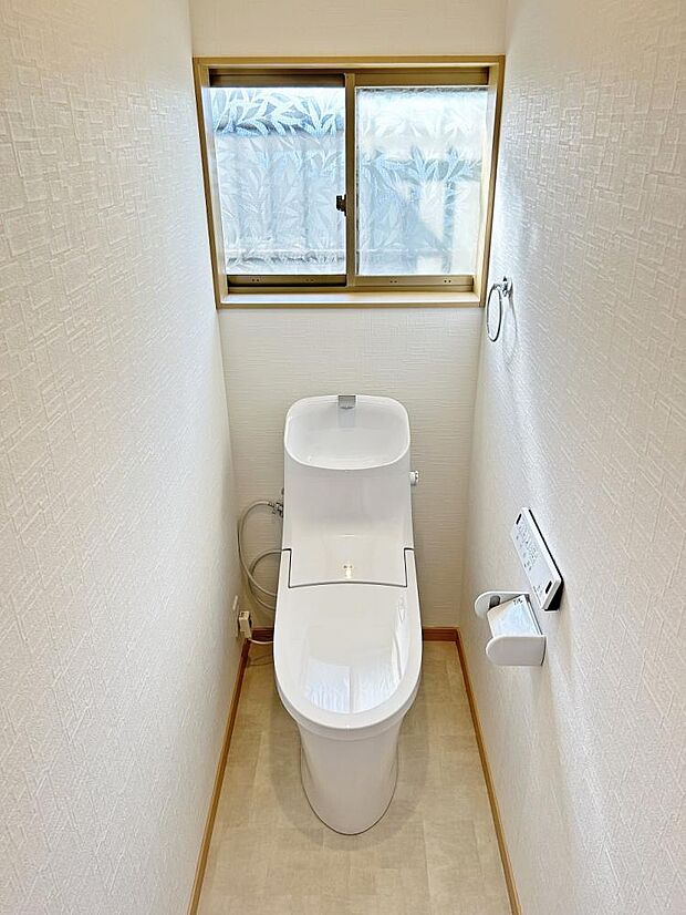 【リフォーム済】温水洗浄便座トイレに新品交換しました。壁・天井はクロス貼替、床はクッションフロア張替を行いました。肌が直接触れるトイレが新品なのは、嬉しいですね。