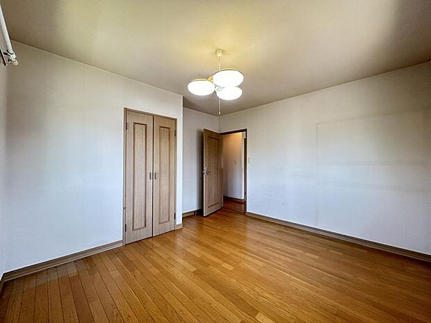 【リフォーム中】2階洋室写真。クロス張替、床材重ね張りを行います。