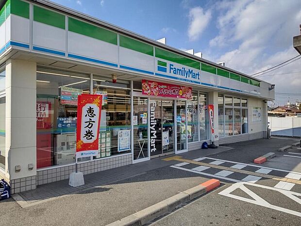 【近隣写真】ファミリーマート小野本町店まで約450m（徒歩約5分）。徒歩圏内でコンビニがあると便利ですね。