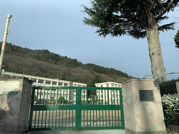 【周辺環境】神戸市立山田中学校まで約1400m、徒歩約18分です。