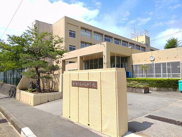 【近隣写真】神戸市立桜が丘中学校まで約1100メートル。徒歩約14分の距離です。毎日の通学にも程よい距離です。