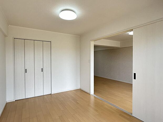 【リフォーム済】バルコニー側洋室の写真です。和室から洋室へと間取変更しました。床材の張替、クロスの張替など行いました。