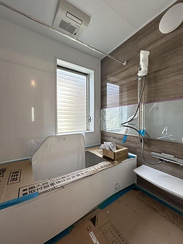 【リフォーム中】浴室はパナソニック製の新品のユニットバスに交換します。浴槽には滑り止めの凹凸があり、床は濡れた状態でも滑りにくい加工がされている安心設計です。
