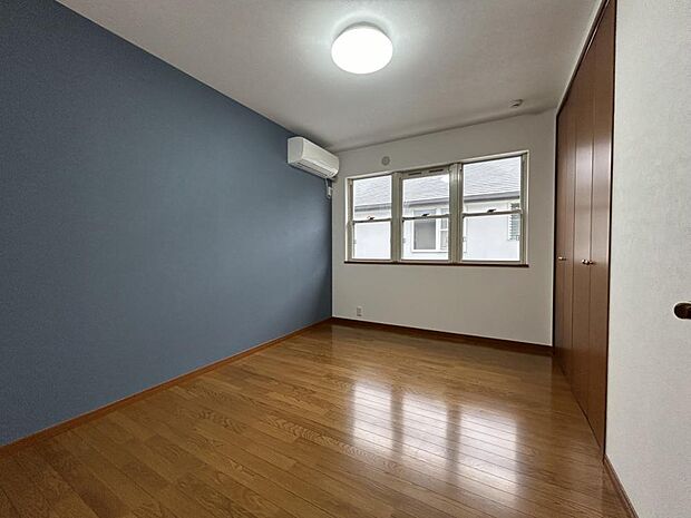 【リフォーム済】2階洋室の写真です。クロス張替、フローリングワックス、照明器具新設を行いました。