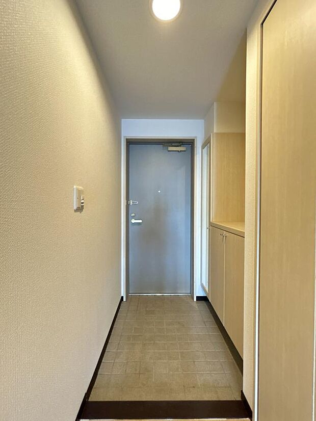 【リフォーム済】玄関の写真です。下駄箱クリーニング・クロス張替えなどをしています。