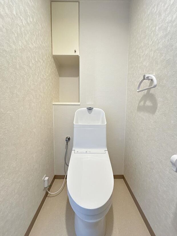 【リフォーム済】トイレは新品に交換しています。トイレは温水洗浄機能付きに新品交換しました。表面は凹凸がないため汚れが付きにくく、継ぎ目のない形状でお手入れが簡単です。節水機能付きなのでお財布にも優しい