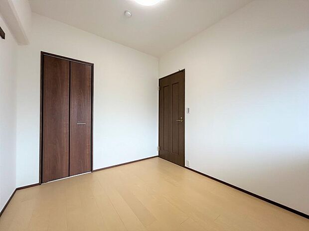 【リフォーム済】4.4畳洋室の写真です。床はフロアを張り替え、天井壁クロスも張替えしました。クローゼット建具は新品交換しています。