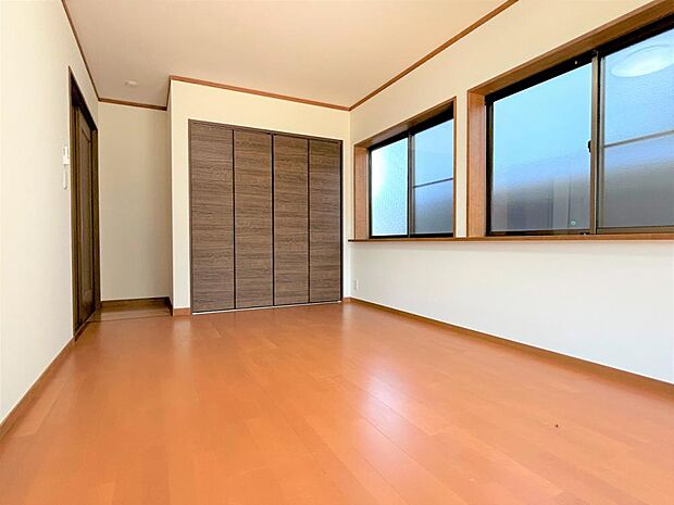 【リフォーム後】6畳洋室の別角度の写真です。和室から洋室に変更しました。