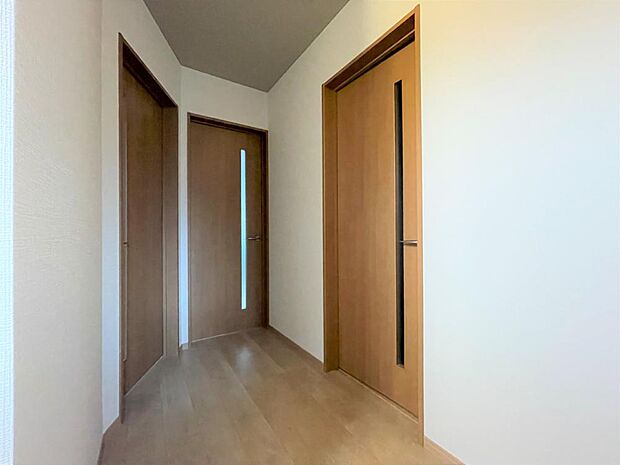 【廊下】2階廊下の写真です。居室への入り口は内開きなので、建具が干渉することはありません。
