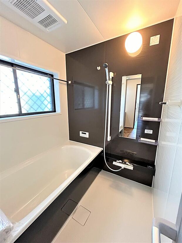 【リフォーム済】浴室です。新品のユニットバスに交換しました。一坪タイプなので、ゆったりと足を伸ばして入浴できますよ。