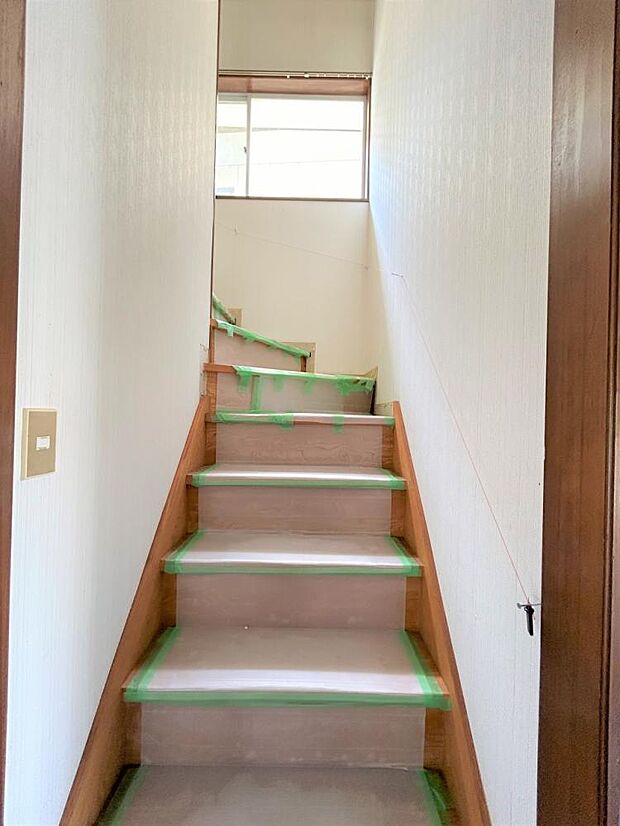 【リフォーム中】階段　手すりの交換等を行う予定です。手すりがあると小さいお子様やお年寄りの方でも安心して上り下りできますね。