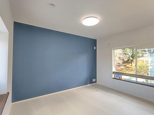 【リフォーム後】2階和室は壁と天井のクロスを張り替え照明を交換しました。正面のブルーのアクセントクロスが素敵ですね。