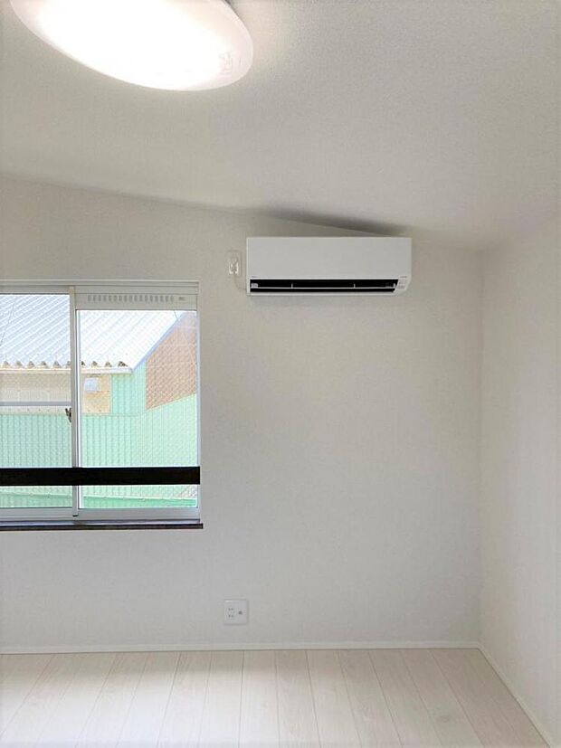 【リフォーム後】2階6帖洋室には富士通製のエアコンを設置しました。リモコンも付属していて操作は簡単です。暑い夏も寒い冬も快適に過ごせます。掃除がラクにできます。