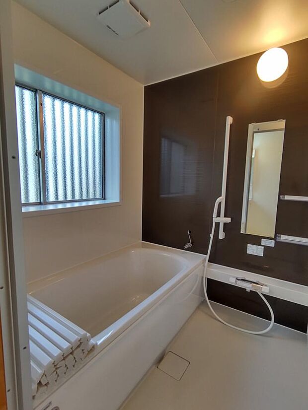 【リフォーム後】浴室はハウステック製の新品のユニットバスに交換しました。足を伸ばせる1坪サイズの広々とした浴槽で、1日の疲れをゆっくり癒すことができますよ。