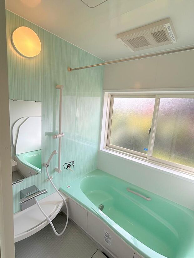 【リフォーム済】浴室はクリーニングを行いました。1坪サイズの広いお風呂で、ゆったりくつろげますね。