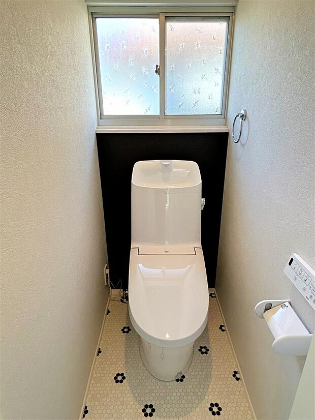 【リフォーム済写真】トイレはLIXIL製の温水洗浄機能付きに新品交換しました。キズや汚れが付きにくい加工が施してあるのでお手入れが簡単です。直接肌に触れるトイレは新品が嬉しいですよね。？