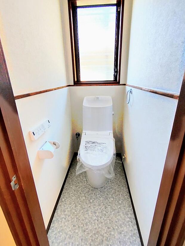 【リフォーム後2階トイレ】2階トイレ写真です。新品に交換しました。