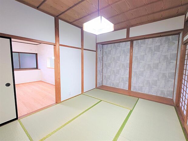 【リフォーム後1階和室】1階和室写真です。畳の表替えを行い、壁は一部アクセントクロスに張替えました。華やかな明るい和室に生まれ変わりました。