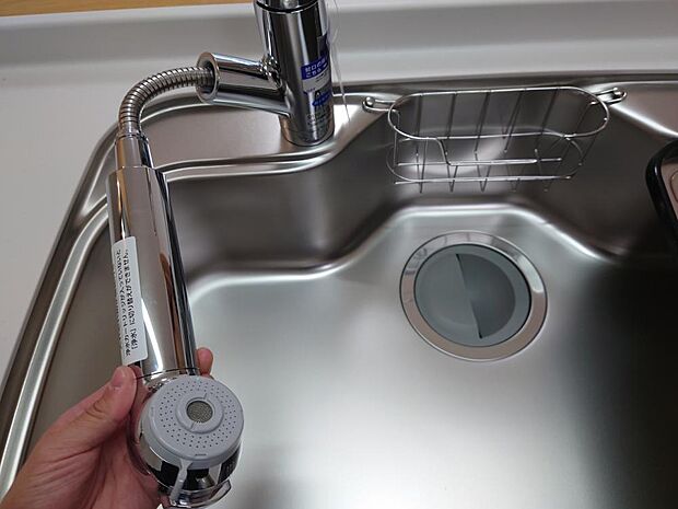 新品交換したキッチンの水栓金具はノズルが伸びてシンクのお手入れもラクラクです。