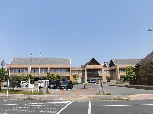 平田中学校まで700ｍ（徒歩約9分）です。学校が近いとご家族も安心ですね。