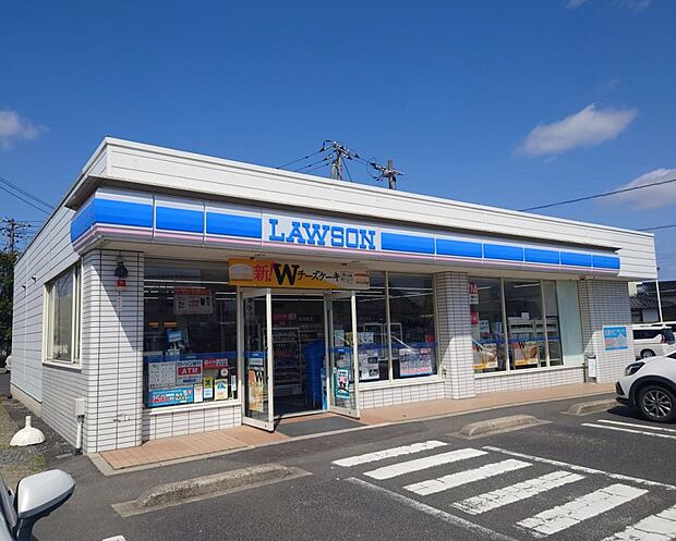 ローソン平田中ノ島店様まで400ｍ（徒歩約5分）です。24時間空いているお店が近くにあるのはうれしいですね。