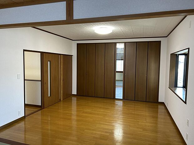 【リフォーム中】2階続き和洋室です。洋室は壁のクロスを張り替える予定です。