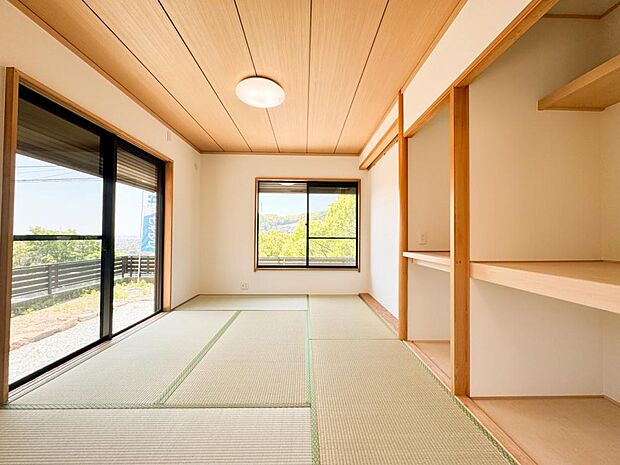 【リフォーム済】1階の和室は畳の表替えとクロスの張替えを行っています。南側と西側の窓からは高台ならではの見晴らしの良い景色が広がっています。