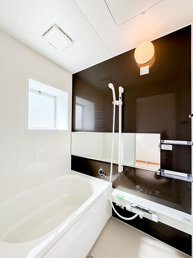 【リフォーム済】浴室にはハウステック製のユニットバスを設置しました。心地よい入浴を可能にした形状の浴槽は安全面を考慮し床に凹凸が付いています。0.75坪タイプと少し小さめですが節水になりますよ。