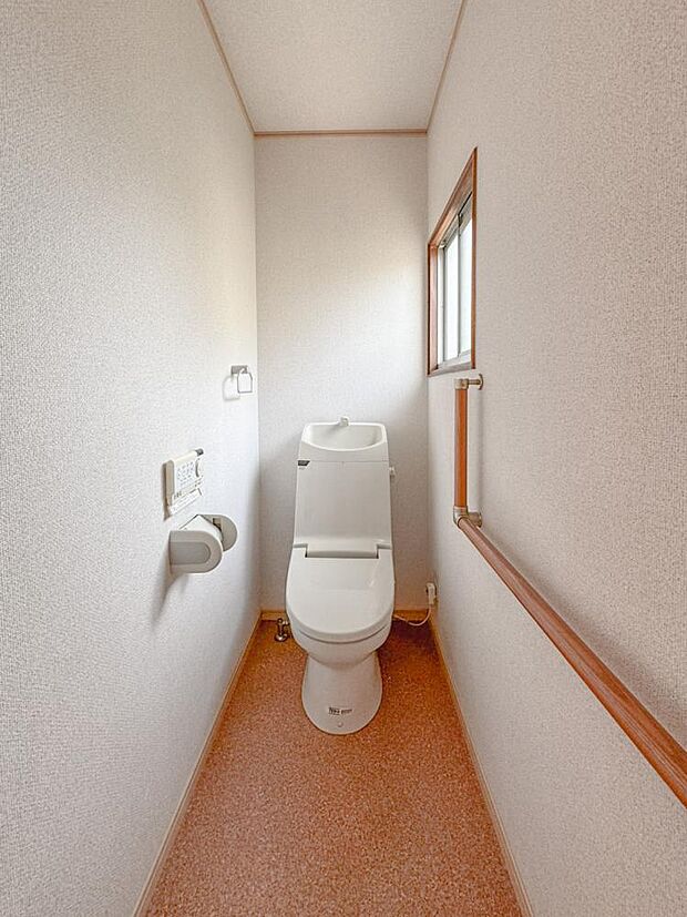 トイレはリフォームされており、床をクッションフロアー、天井や壁はクロス貼りになっています。