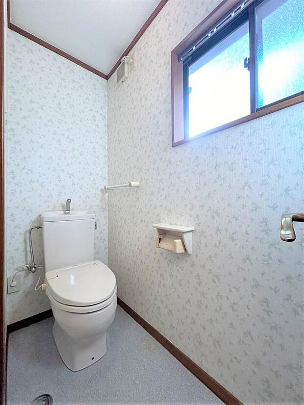 【現在リフォーム中】2階の洋式トイレです。2階にもトイレがあると便利ですよね。