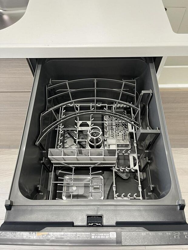 【リフォーム済】新品交換したキッチンは食洗機付きです。家事の負担が減るのがうれしいですね。