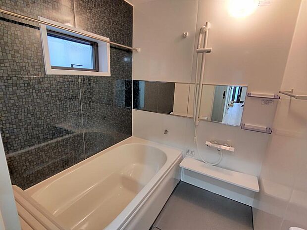 【リフォーム済】浴室はハウステック製の新品のユニットバスに交換しました。足を伸ばせる1坪サイズの広々とした浴槽で、1日の疲れをゆっくり癒すことができますよ。　