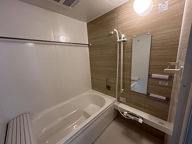 【同仕様写真】浴室はハウステック製の新品のユニットバスに交換します。足を伸ばせる1坪サイズの広々とした浴槽で、1日の疲れをゆっくり癒すことができますよ。　