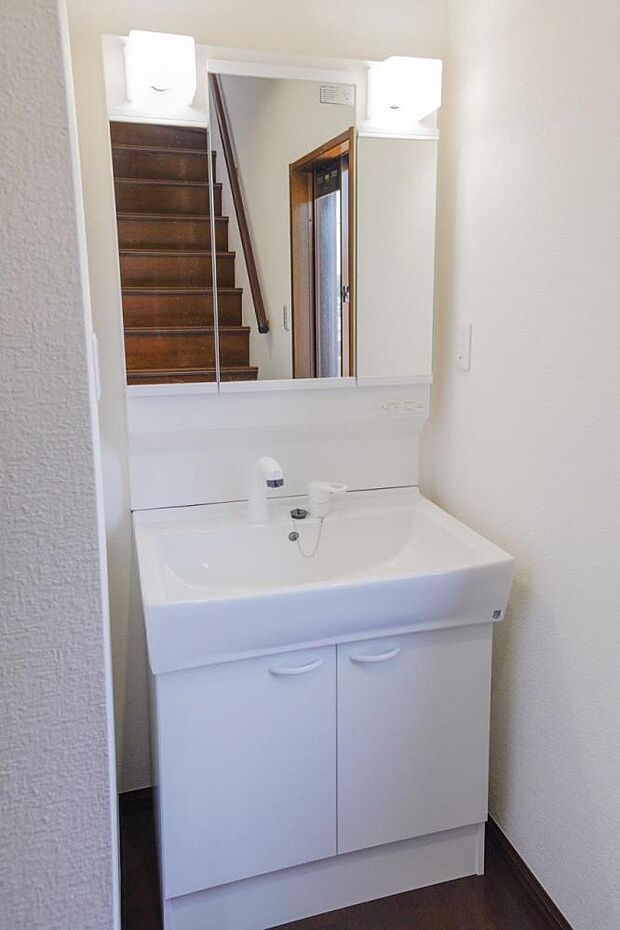 【リフォーム完了】2階の洗面台です。ハウステック製の新品に交換しました。2階にも洗面台があるので、朝の支度が混雑しにくいですね。